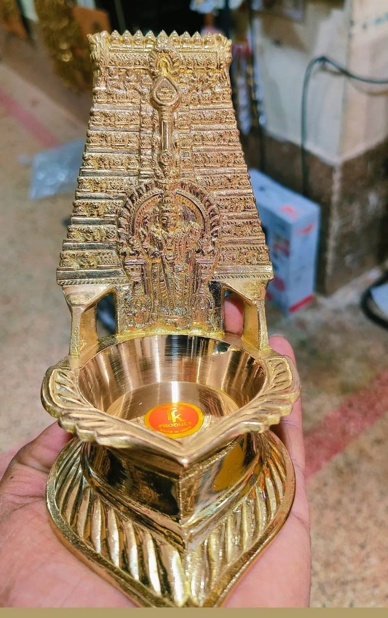 Thiruchendur gopuram lamp